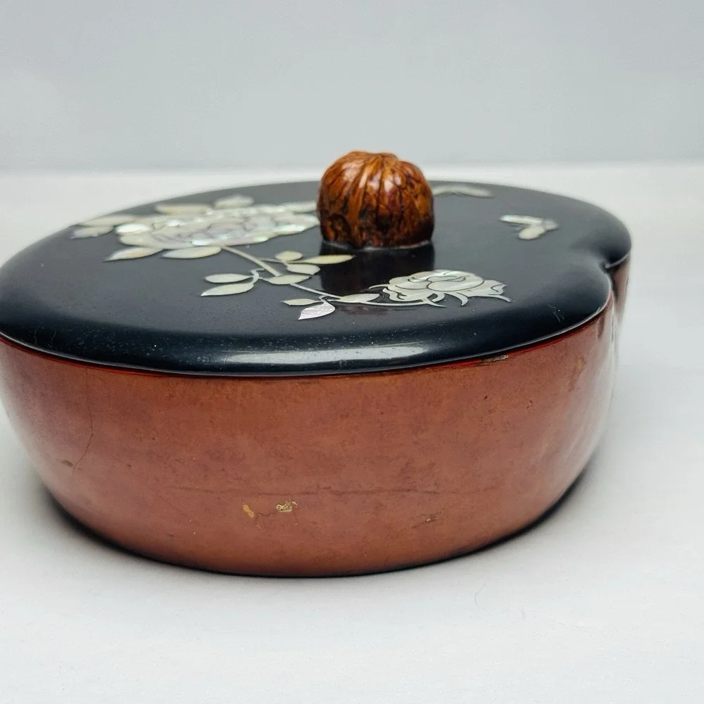 Vintage Japanese Inlaid Mother of Pearl Lacquer Peach Shaped Box w/Nut Look Lid